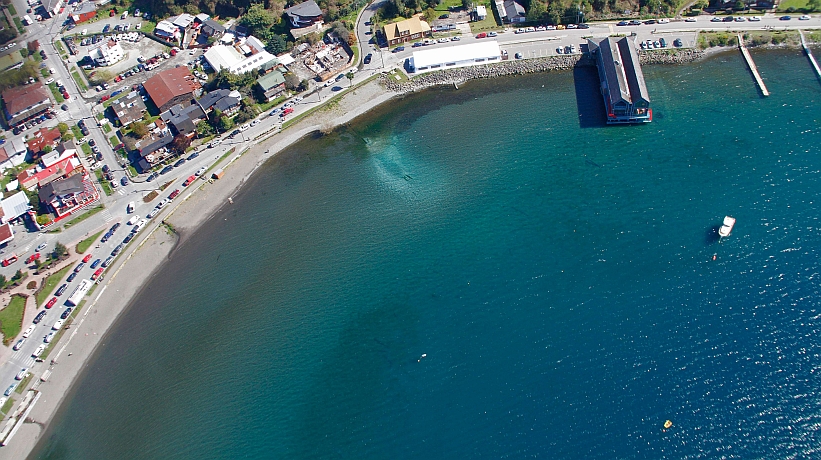 Foto aérea que muestra la contaminación en el lago Llanquihue. Foto: N. Hernández